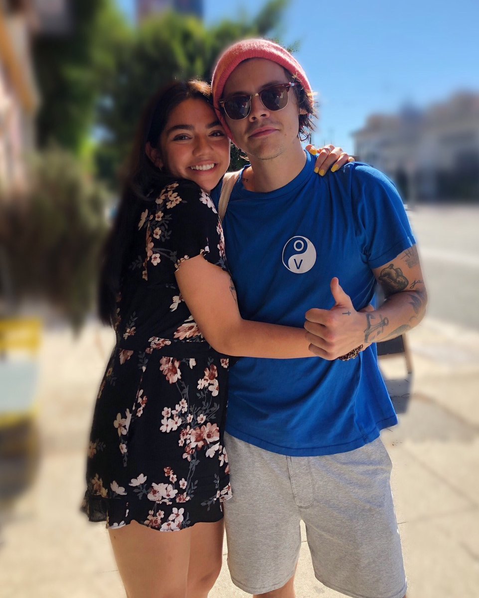 TheHSUpdate's tweet photo. Harry with a fan in LA, October 20 via stylesprayin https://t.co/KceLvMKrtF