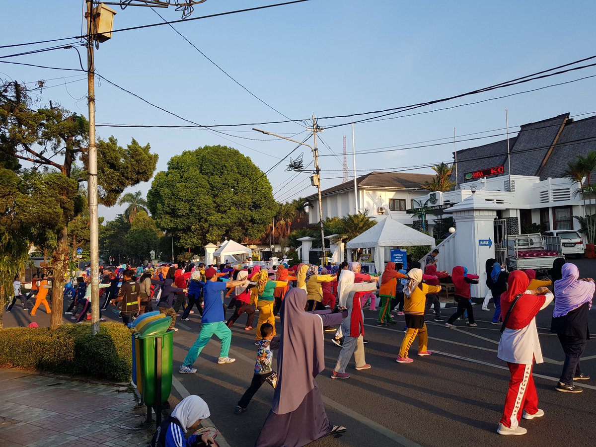 walidakbar's tweet photo. Hayu ibu bapak akang teteh sadayana senam di CFD Balai Kota Sukabumi, tersedia Bright Gas dan download myPertamina untuk dapatkan hadiahnya π
@ReedaElifas @Mor3lyfe @ardhaab
#BrightGas #specialoutletbrightgas #berkahenergipertamina https://t.co/Znn7aKhHUJ