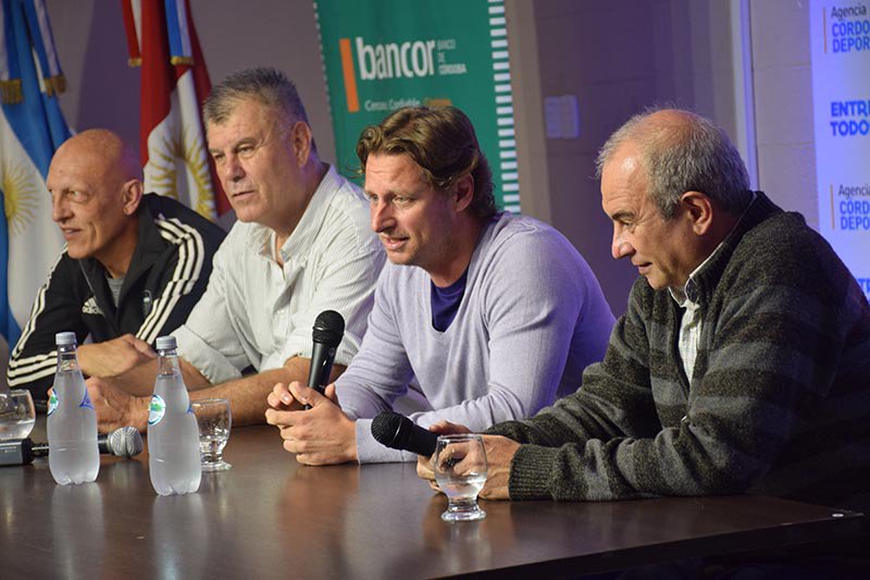 #CharlaAbierta <a href="/nalbandiandavid/">David Nalbandian</a> habló de todo en una charla a beneficio de la <a href="/funnalbandian/">Fundación Nalbandian</a> 
fundacionnalbandian.org/david-hablo-de… <a href="/DeportesCba/">Córdoba Deportes</a> <a href="/AATenis/">Asociación Argentina de Tenis</a> <a href="/AgenciaTelam/">Agencia Télam</a> @MundoDcomar <a href="/mundodeportivo/">Mundo Deportivo</a> <a href="/RafaelNadal/">Rafa Nadal</a> <a href="/rogerfederer/">Roger Federer</a> <a href="/DjokerNole/">Novak Djokovic</a> <a href="/clarincom/">Clarín</a> <a href="/LANACION/">LA NACION</a> <a href="/ESPNtenis/">ESPN Tenis</a> <a href="/BancodeCordoba/">Banco de Córdoba</a>