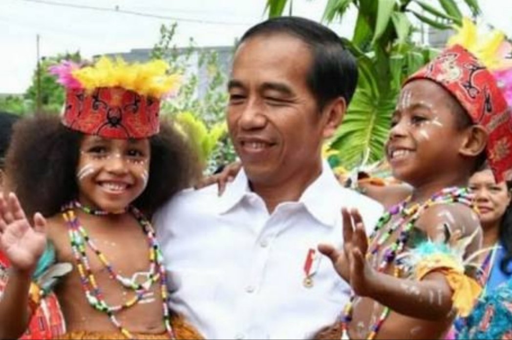 Kalau hitung-hitungan politik  dan ekonomi kita cukup membangun di Pulau Jawa saja. Tetapi kenapa kita harus membangun di Papua, Maluku, dan NTT? Karena kita ini bernegara, bukan sekadar berbisnis ~ <a href="/jokowi/">Joko Widodo</a> (50 Tahun Kadin) #JokowiMembangunIndonesia #JokowiLagi #JokowiBersamaCucu