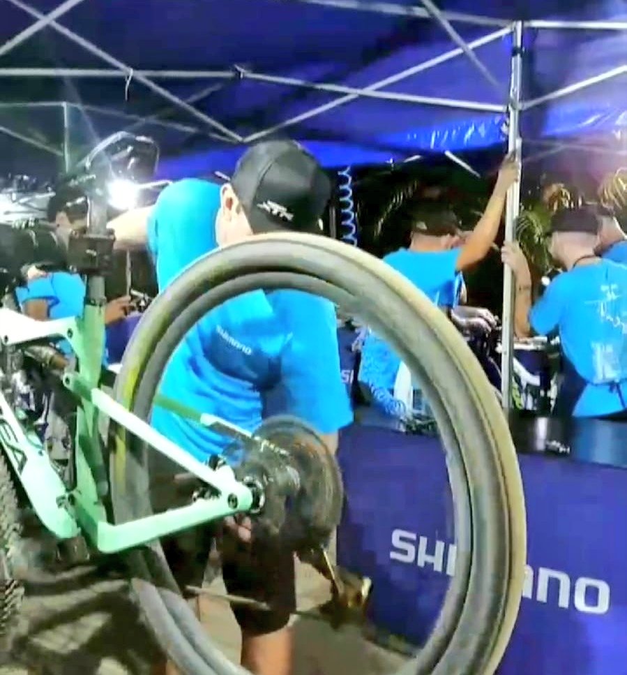 mznicolas's tweet photo. Comienza el @brasil_ride y la @Orbea de @ibzugasti lo sabe!
#blueangels #neutralsupport #doepicshit https://t.co/oLEiOVuExO