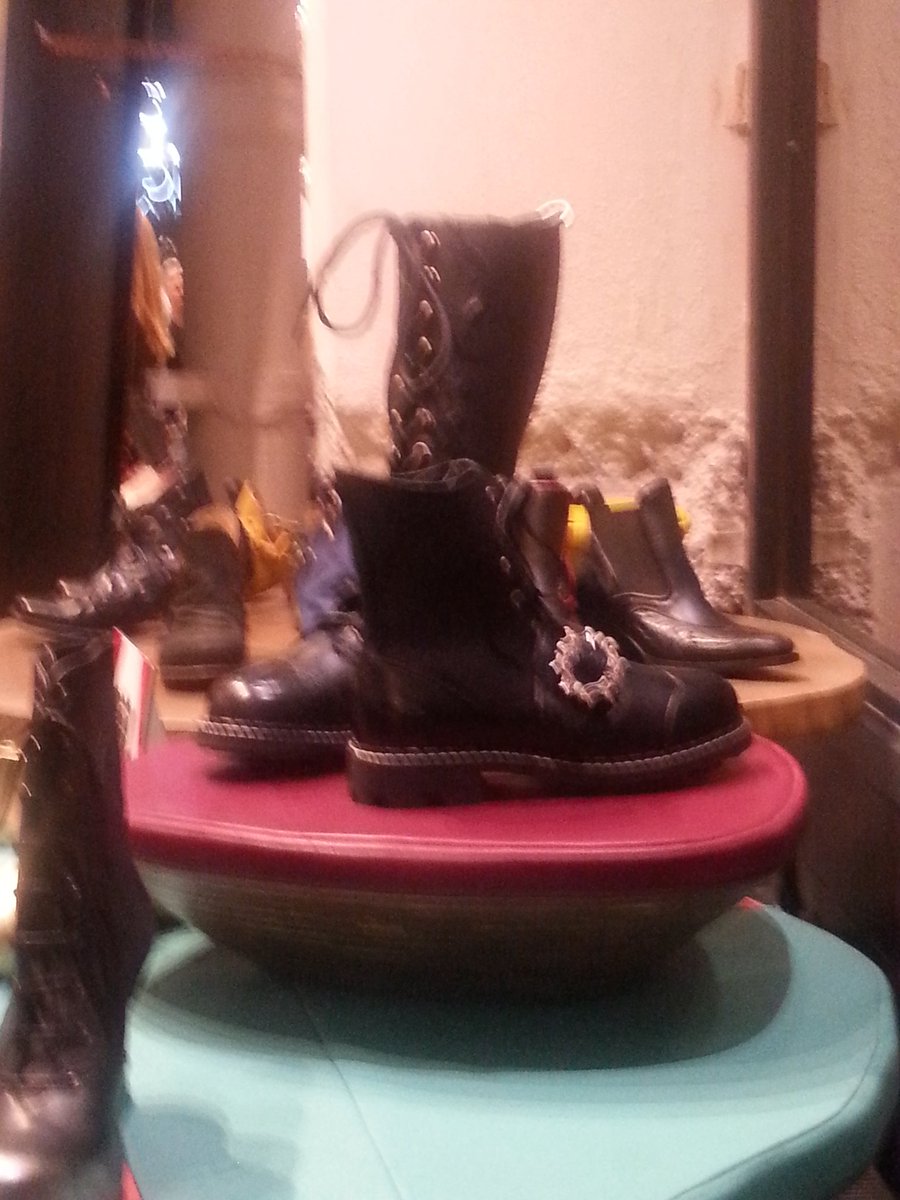 StyleInNYC's tweet image. The shoe maestro comes to #DUMBO @Fluevog Nice event. The world divides neatly into Fluevogers and everyone else. Had fun so many new shoes