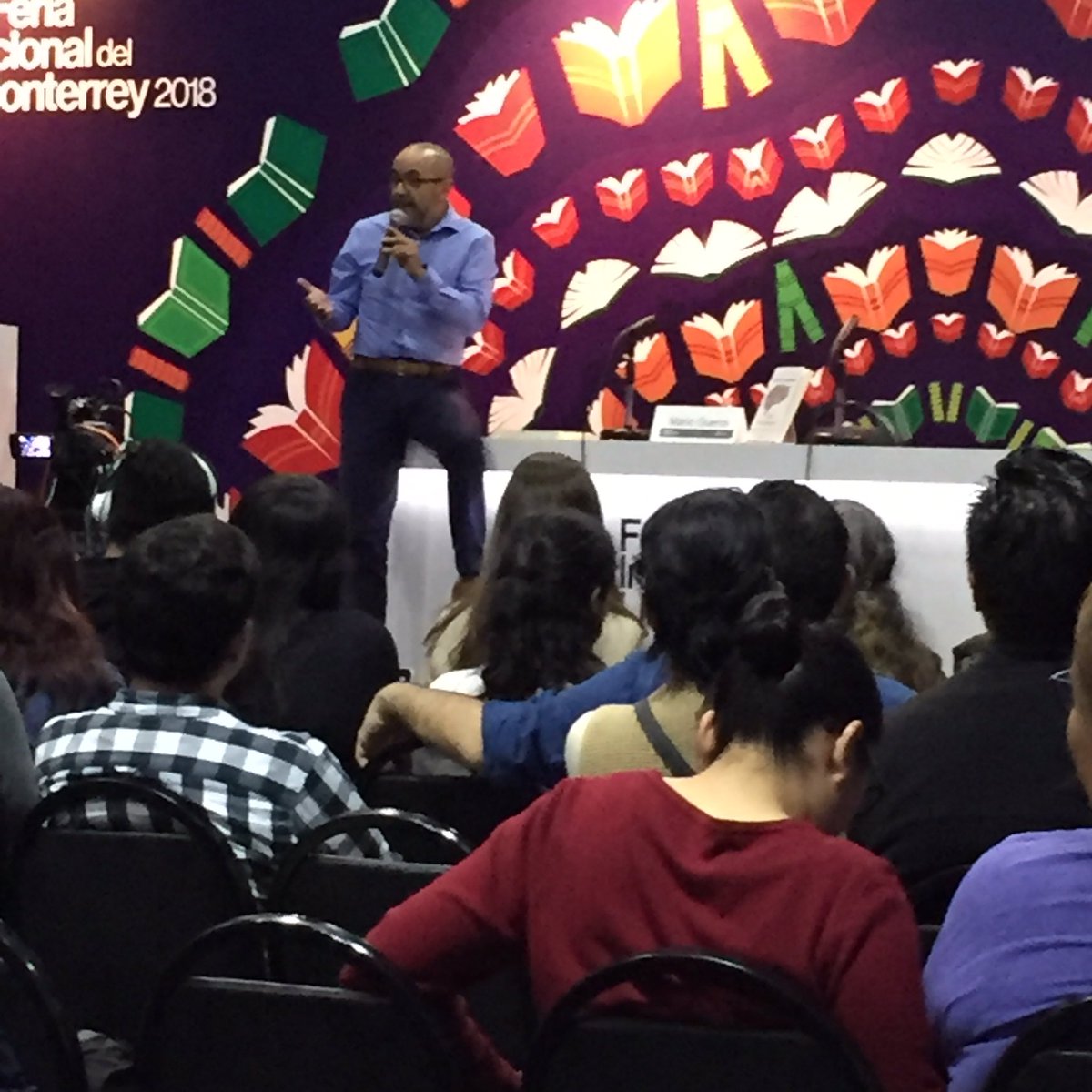 penguinbienmx's tweet photo. Sigan en vivo la transmisión de la presentación de @marioguerra con NO TE COMPLIQUES en la @FeriaLibroMty FILMty18: https://t.co/Rbok5qooaH https://t.co/D89SJOPyZx