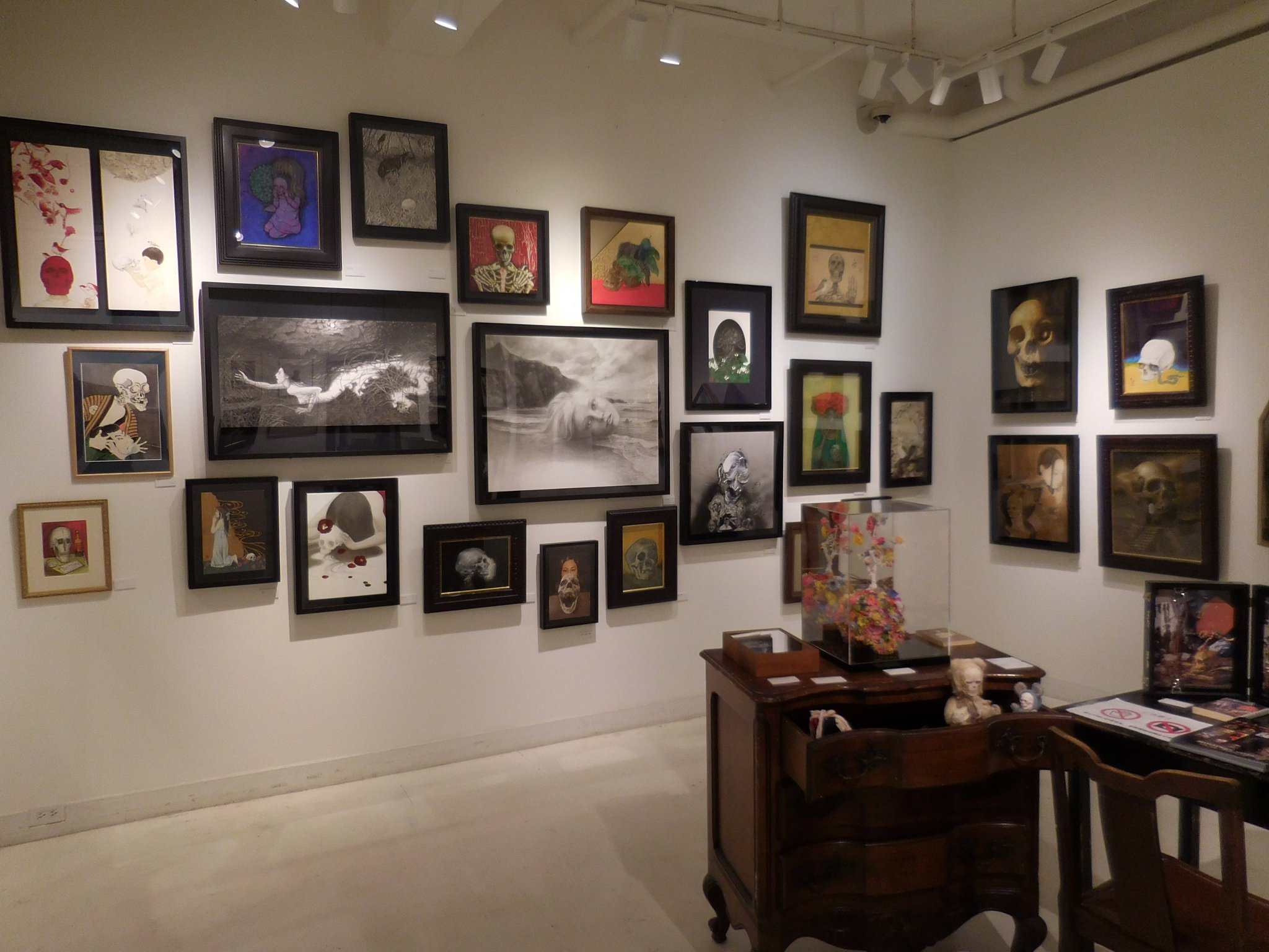 折原一 メメント モリ展 石田黙展 ヴァニラ画廊 本日が最終日です 12時半から在廊予定 17時で終わり 絵は梱包されてしまいます お時間があれば ぜひ 折原一 メメント モリ展 石田黙展 ヴァニラ画廊 本日が最終日です 12時半から在廊予定 17時で終わり 絵は梱包されてしまいます お時間があれば ぜひ