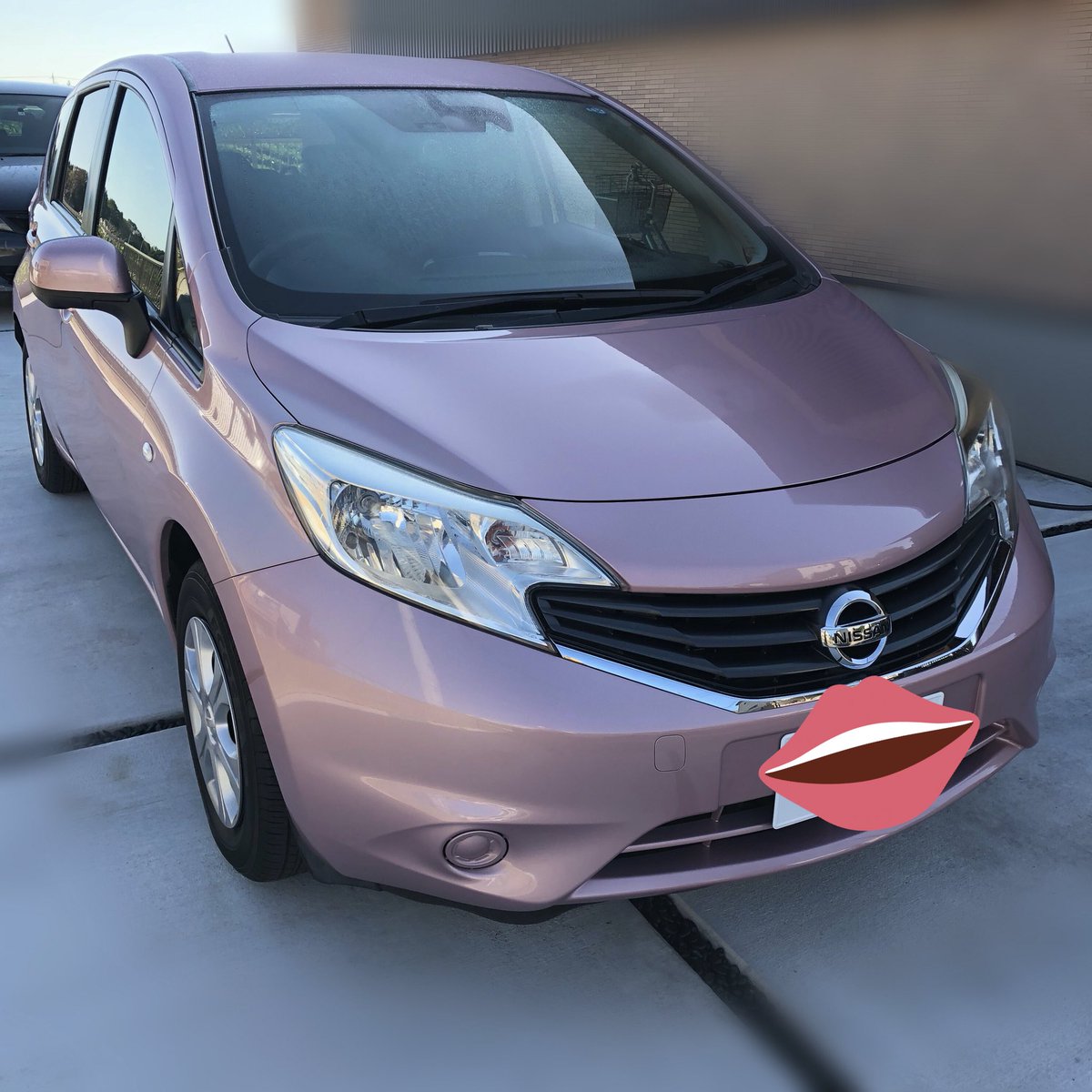 佐藤 桜城あみこ 宅録承ります Twitterren イエーーーーイ 納車されたぜー ピンクのノートちゃん 4年落ちの中古車 でーす どんくさい私のためにちゃんとアラウンドビューモニターも衝突安全装置もついてるよ 再来週ペーパードライバー講習受けてから乗り