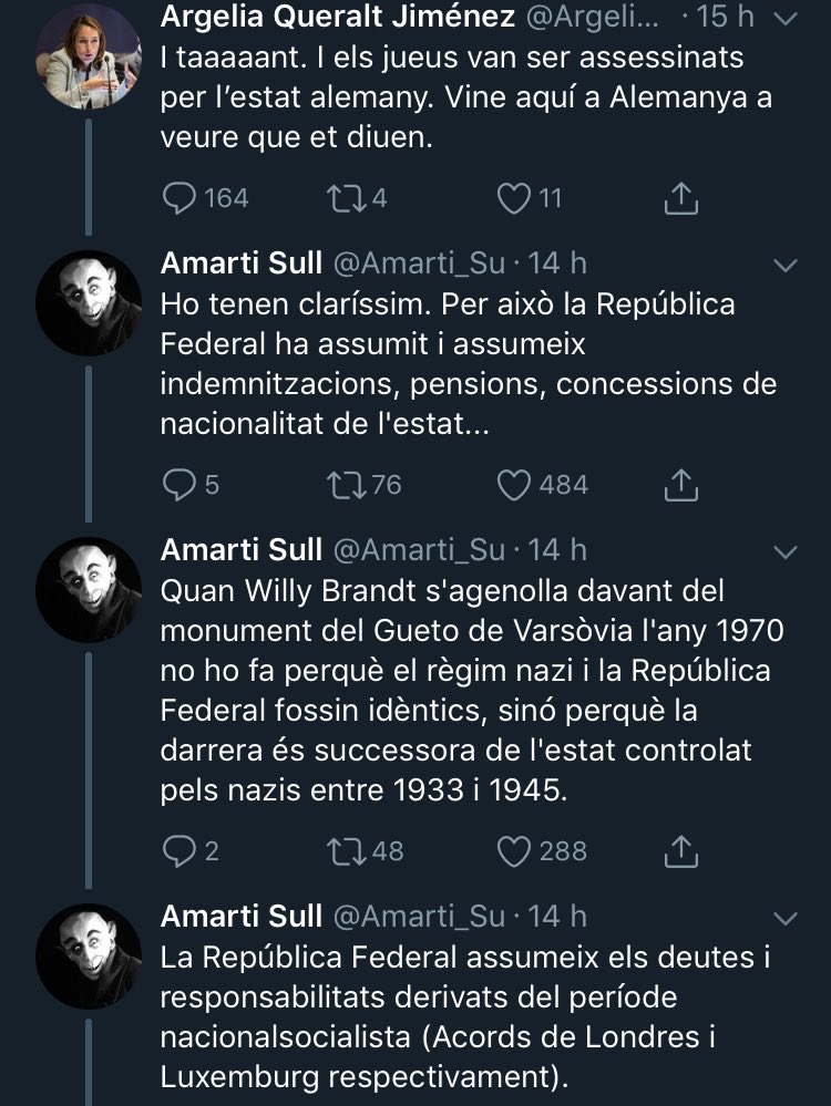 R_Vilaseca's tweet photo. Avui a cleques llegendàries: @amarti_su destruint .@ArgeliaQueralt que encara ara recull dents de sota el sofà.
No verá esta #cleca en el @ZassCometro porque está en catalán. https://t.co/s1n2rLztwl