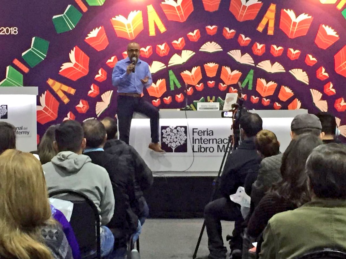 penguinbienmx's tweet photo. “Este modo de pensamiento, de no ser tan radicales, podemos tener diferentes tipos de amigos, diferentes clasificaciones. El pensamiento blanco-negro nos lleva a radicalidades” @marioguerra en la #FILMty18: https://t.co/Rbok5qooaH https://t.co/Be5nVF1RmI
