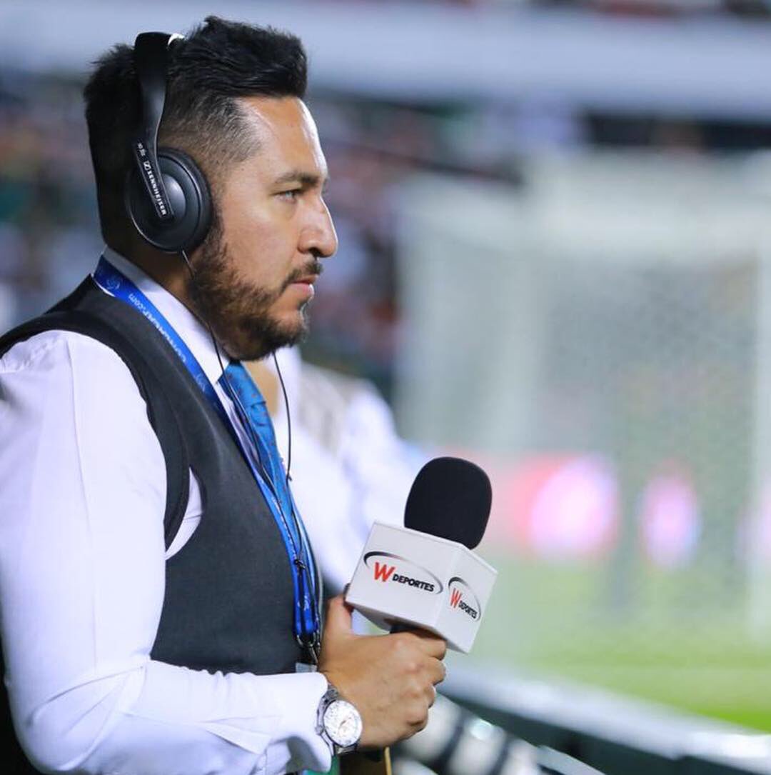 fredy21's tweet photo. En el mismo estadio,en la misma semana que gusto verlos a nivel cancha #TodosUnosProfesionales esos locutores del extinto #CompiShow felicidades @cordova_sports @SFuentes08 https://t.co/EKu1z0MGQk https://t.co/FQ0xovfpMq