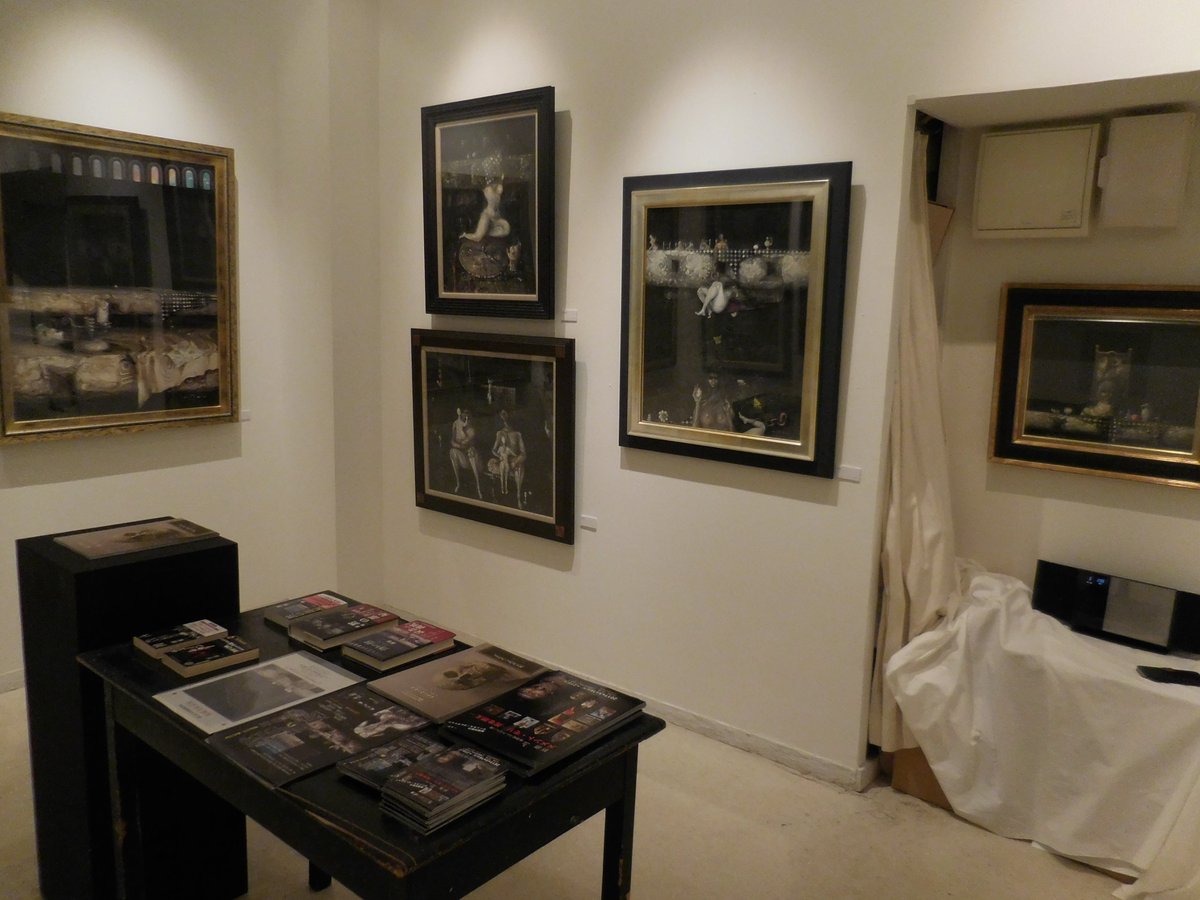 折原一 メメント モリ展 石田黙展 ヴァニラ画廊 本日が最終日です こっちは 黙の部屋 石田黙の作品が19点並んでいます この薄暗い部屋にいると 静かな気持ちになれます この部屋も本日17時に閉鎖され すべての絵が梱包されます