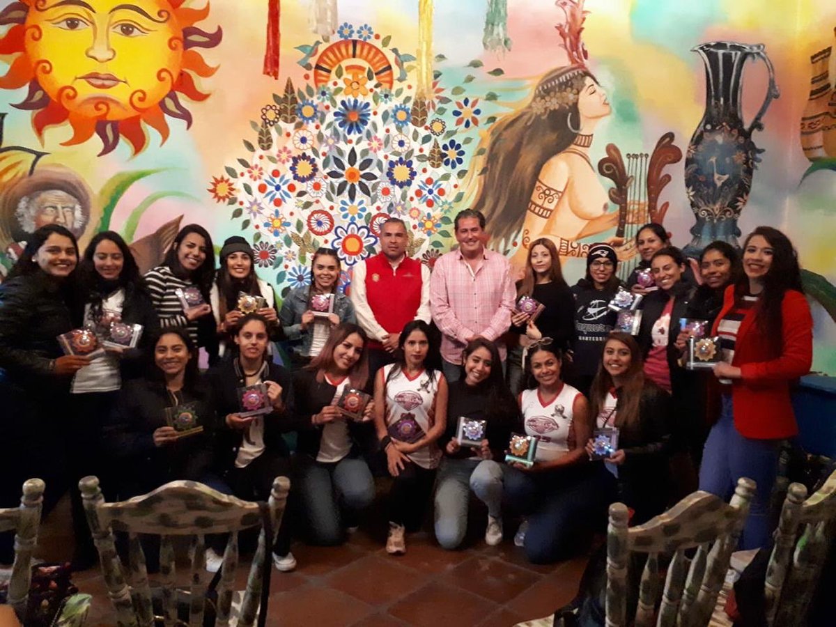 MetepecDeporte's tweet photo. A nombre del presidente municipal David López Cárdenas, el IMCUFIDEM dio la bienvenida a #Quimera2018 y entregó unas piezas en barro a las mejores  jugadoras de la WFL ( Woman Football League) que disputaron el juego de las estrellas

#AtletaMetepec #DecideContigo https://t.co/RKSVJncZGS
