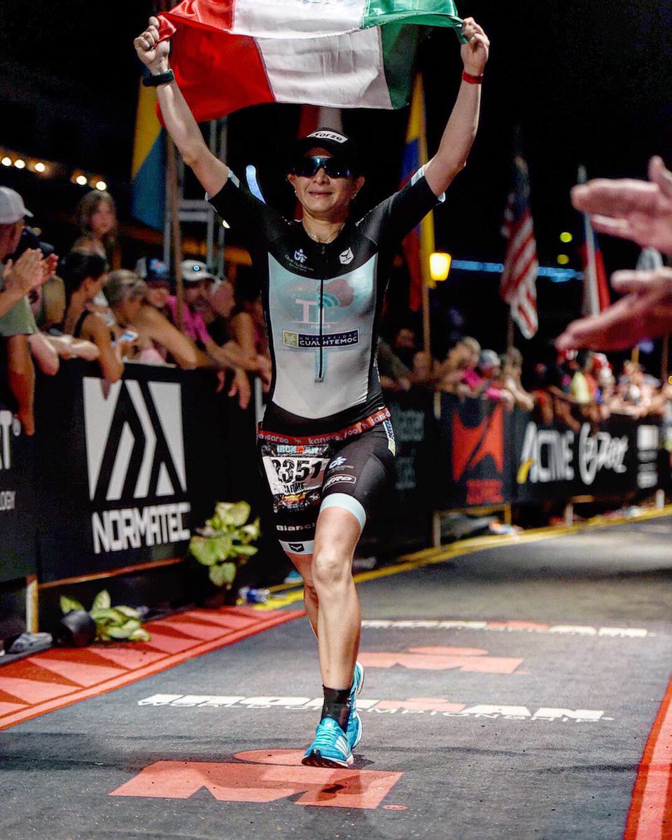 Cariiflowers's tweet image. Lo hice ! Crucé la meta del Campeonato del Mundo de Ironman.
Ahora ya en casa feliz... con la mejor bienvenida 😍🖤
#Kona2018 #IronmanWC