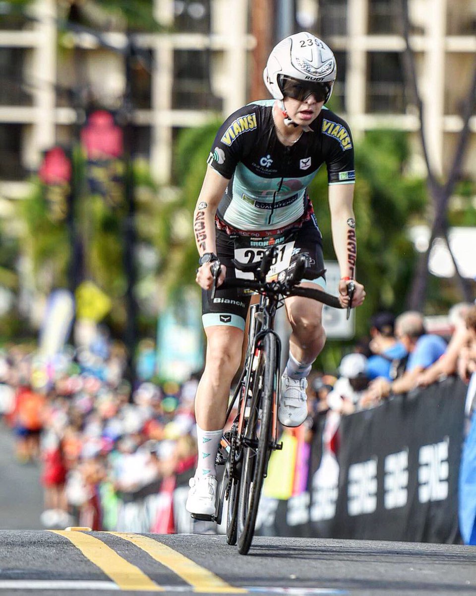 Cariiflowers's tweet image. Lo hice ! Crucé la meta del Campeonato del Mundo de Ironman.
Ahora ya en casa feliz... con la mejor bienvenida 😍🖤
#Kona2018 #IronmanWC