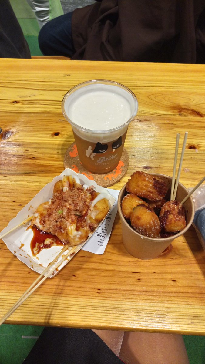 Aoni_Cosplay's tweet photo. Tasty treat... And beer 🍻
#codegeass #codegeasscosplay #codegeasscc #lelouchoftherebellion #gamestart #gamestart2018 #gamestartasia #foodie #beertime #sgcosplay #cosplay https://t.co/xCZ7kqH5FV