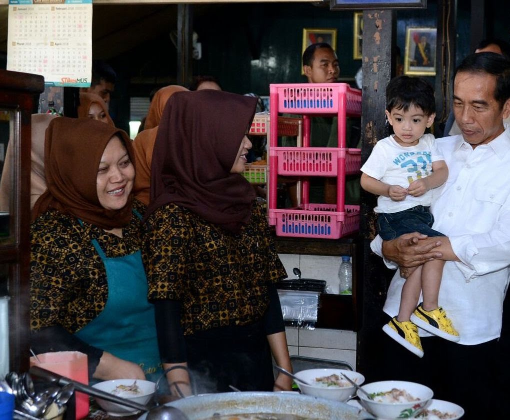 Jan Ethes sering diajak <a href="/jokowi/">Joko Widodo</a> turut serta &amp; ikut kegiatan orangtua &amp; eyangnya.

Byk rakyat yg suka &amp; senang melihat tingkah lucu &amp; imut Jan Ethes. Semua ingin foto bareng.

Jan Ethes memang bikin gemas.

#JokowiBersamaCucu