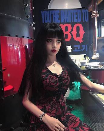 VampirellaBlood's tweet photo. "Dressed like a Rose, To cut you like a Knife.." 🌹🔪
#HuntTime #SaturdayNight #VampireNightClub #Bloodlust https://t.co/vZXbpB4RXt