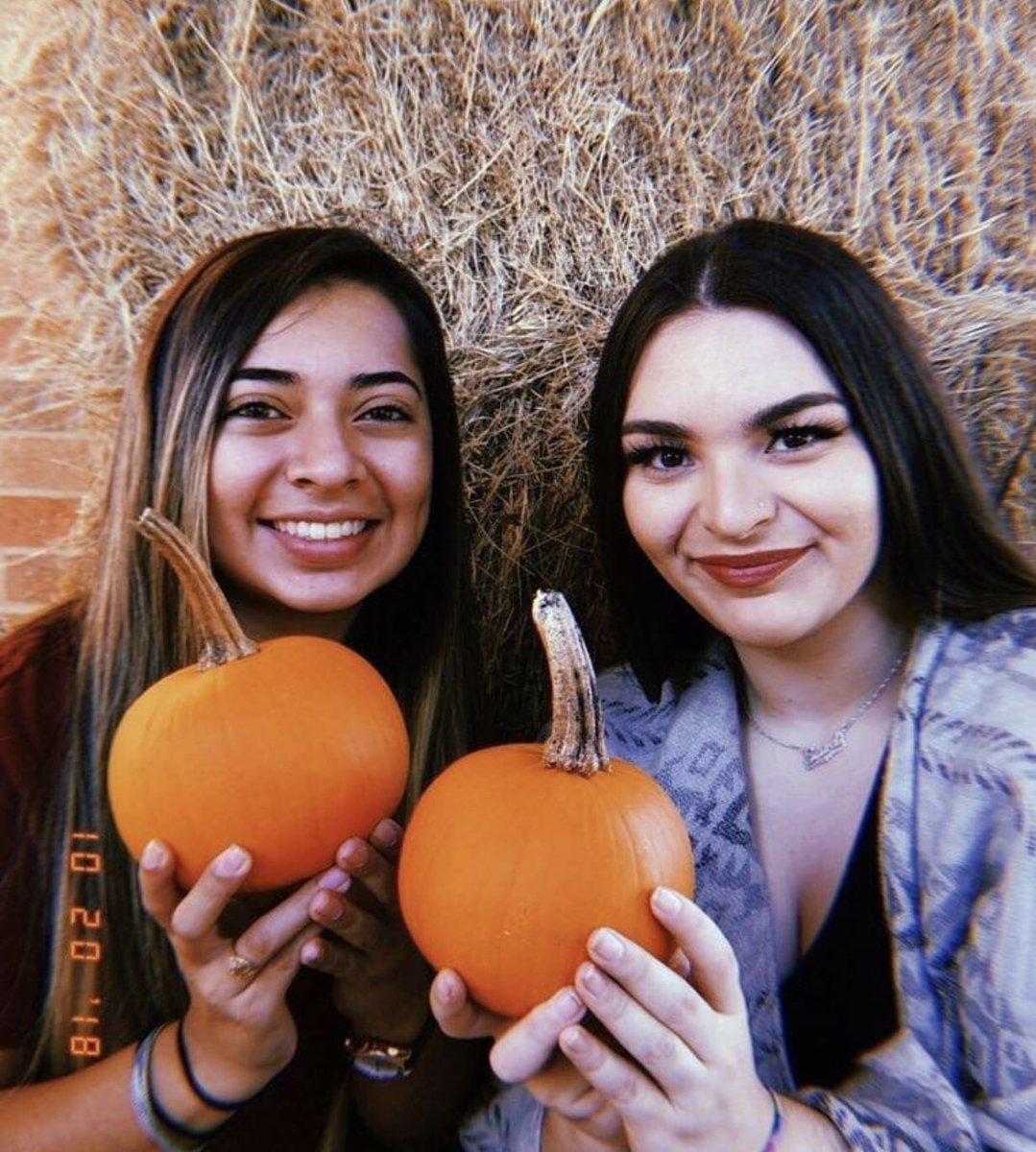 UTTyler_Spirit's tweet photo. Annual team bonding at the pumpkin patch and s’mores at Coach’s House was a success. And to top it off these ladies earned their first LETTER this week! 🙌🏼 #G #GPACC #UTTyler #TeamBonding #UTTylerPatriotSpirit #SpookySeason 👻🍁 https://t.co/QD2C7y15Jj