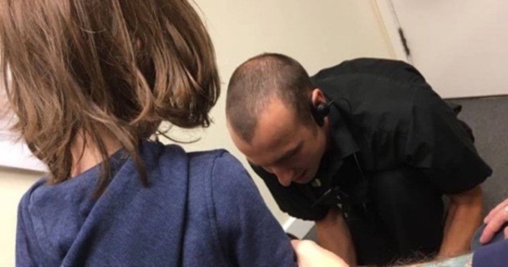 single1919's tweet image. 自閉症の息子を別室に連れて行ってくれた男性スタッフ！
・・・その部屋のドアノブには、
『邪魔しないでください』というカードをかけました
・・・それは何故？
youtu.be/3yrmrnJDvl4