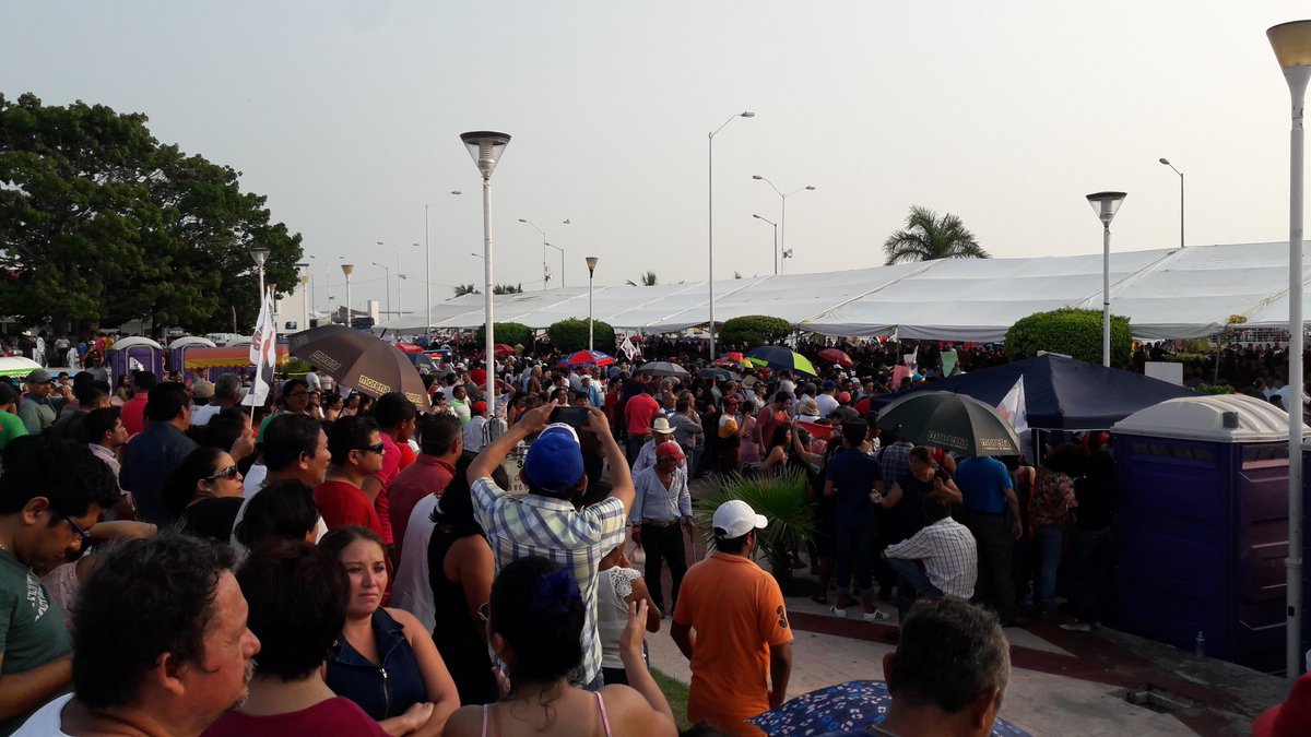 AlvinPedraza's tweet photo. Va llegando mucha gente de todo Campeche. En un rato más @lopezobrador_ en #CDdelCarmen entre los anuncios "Oficinas centrales de Pemex para Carmen" https://t.co/UnCqQZD5zO