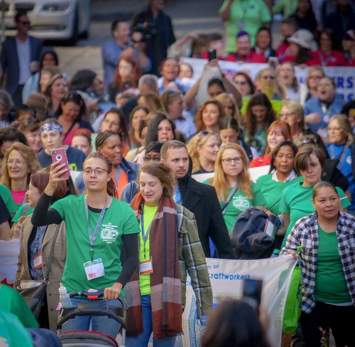PhotogGriff's tweet image. 2000+ women from around the US and even Ireland marched downtown #Seattle Rally #tradeswomen #WBN2018 #WomenBuildNations @NEWStrongWomen More tonight @KIRO7Seattle