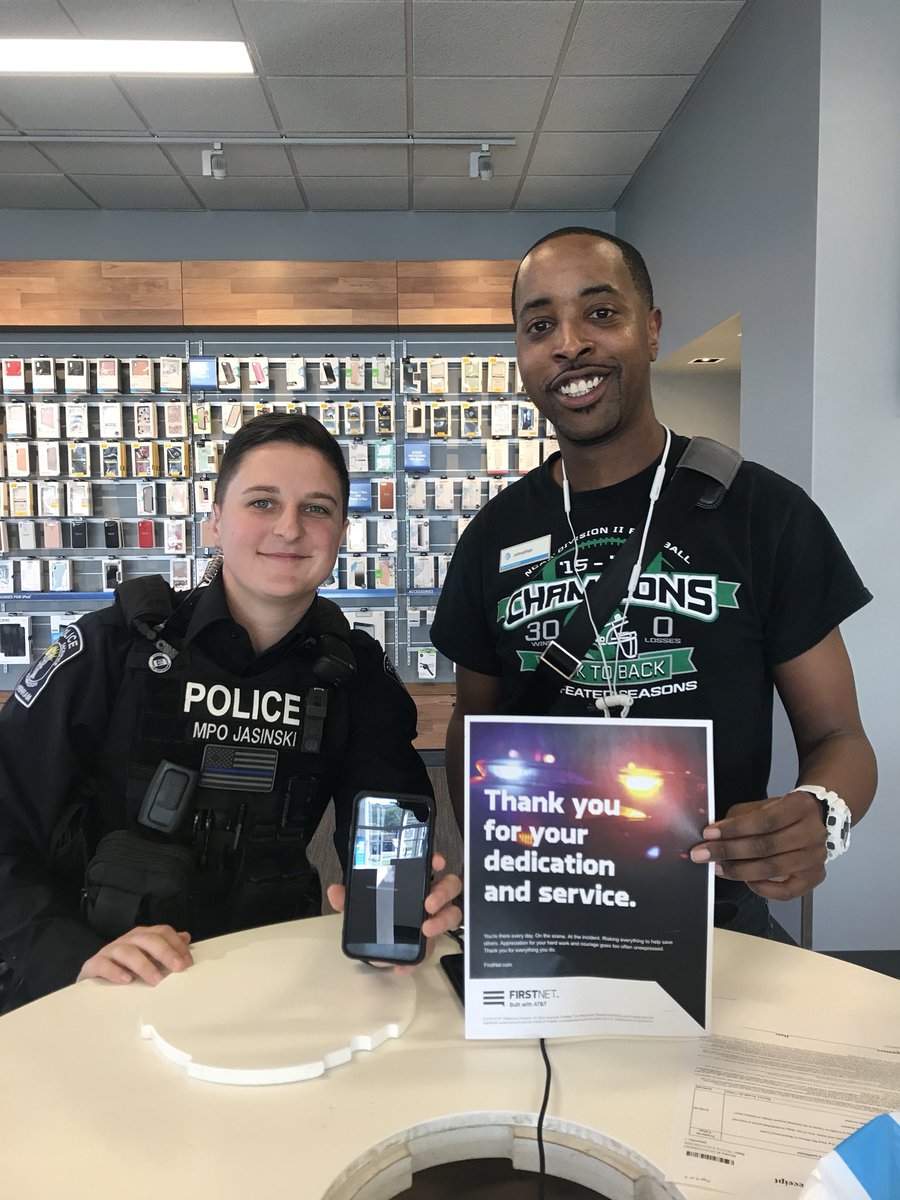 TeamMerriam's tweet image. JB assisting @MerriamPolice with a @FirstNet. @TheJasonX @alysonwoodard @jc1087 @nt3323attcom1 #MoKanDo #POWERcentral #MidStatesProud