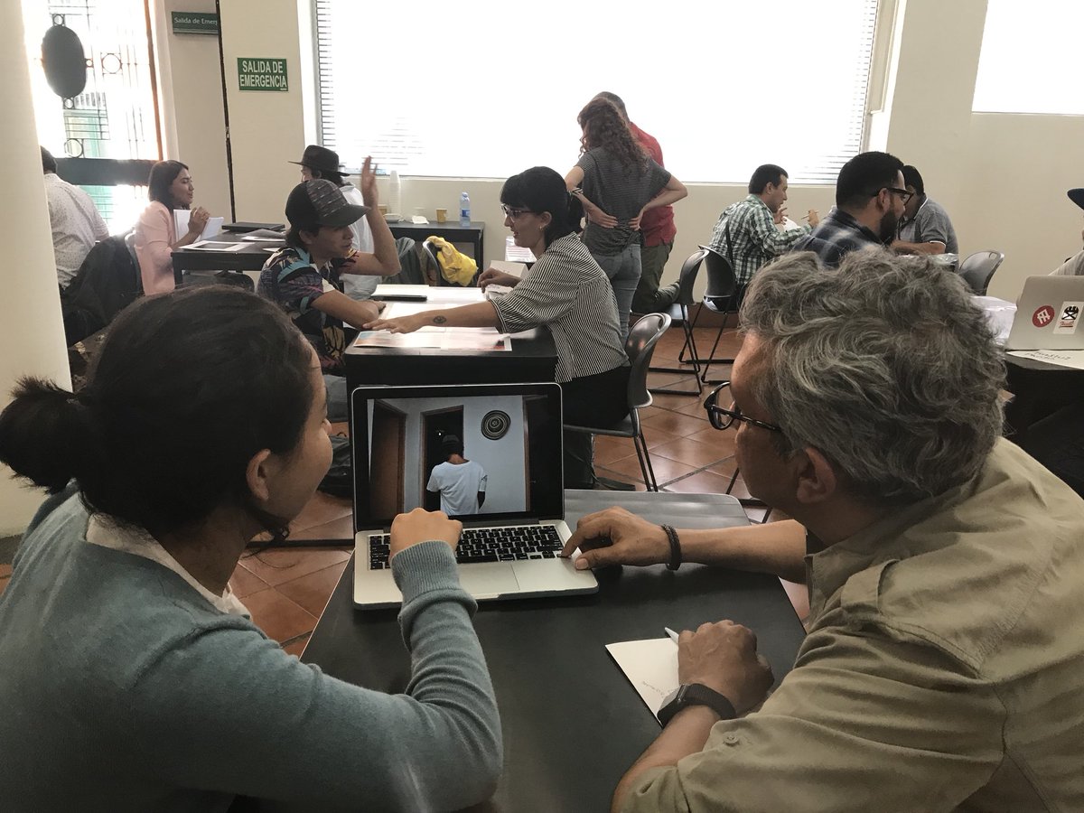 mirar_distinto's tweet photo. Así la revisión de portafolio 💼 en el @mirar_distinto #QueremosMirarContigo 📸 https://t.co/5si1Z6nEXM