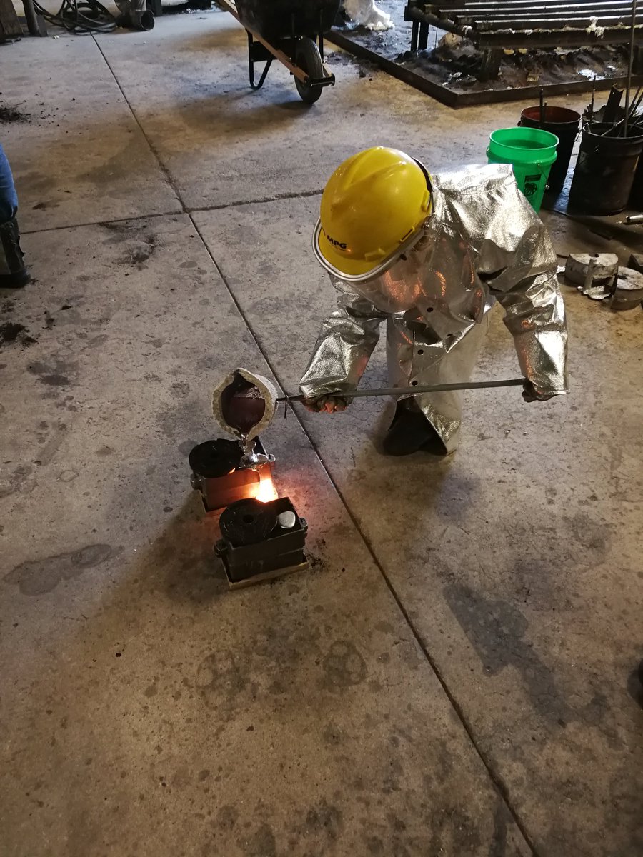 #STEM girls make #metalcastings. So proud of their questions, enthusiasm and #teamwork <a href="/uni_mcc_amc/">Metal Casting Center</a> <a href="/SWEtalk/">SWE</a> @EYHNetwork