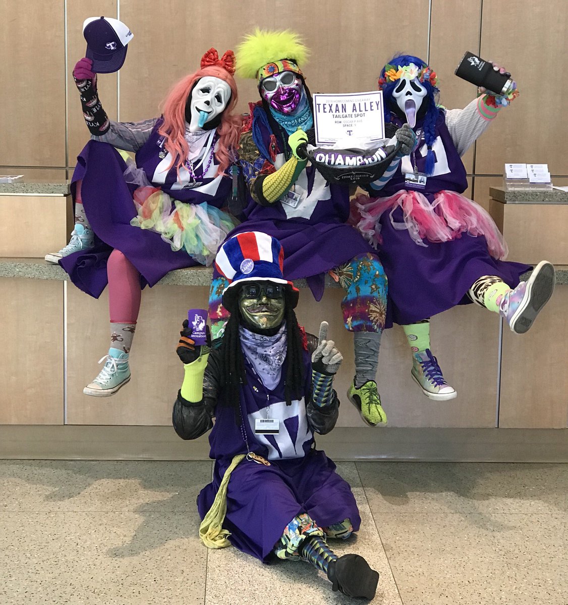 TarletonRec's tweet image. 💜HOMECOMING 2018 GIVEAWAY!💜
•
- Texan Alley Tailgate Spot
- Intramural Champ Shirt
- Campus Rec Tumbler 
- Campus Rec Hat
- Campus Rec Magnet Koozie

You must:
Follow us, like this post &amp;amp; tag a friend to be entered to win!
Drawing will be Friday, October 19th!