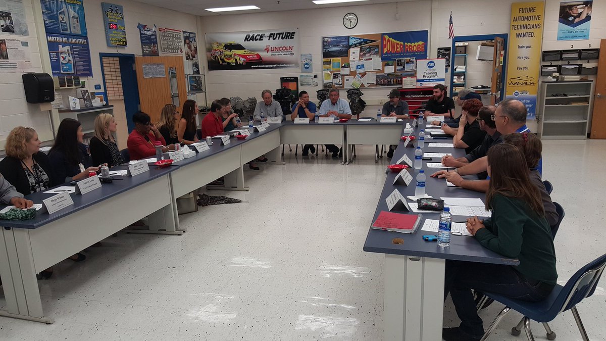techprofessor's tweet photo. FHS Auto Tech fall advisory council meeting.24 members attended. Our principal, school board members, local business owners, educators, parents, grads and students. We appreciate our council members. @LenartPrincipal @drphyllpajardo @WANADA #natef @Fairfax_Academy @johngardnertv https://t.co/4CQxGjcf1w