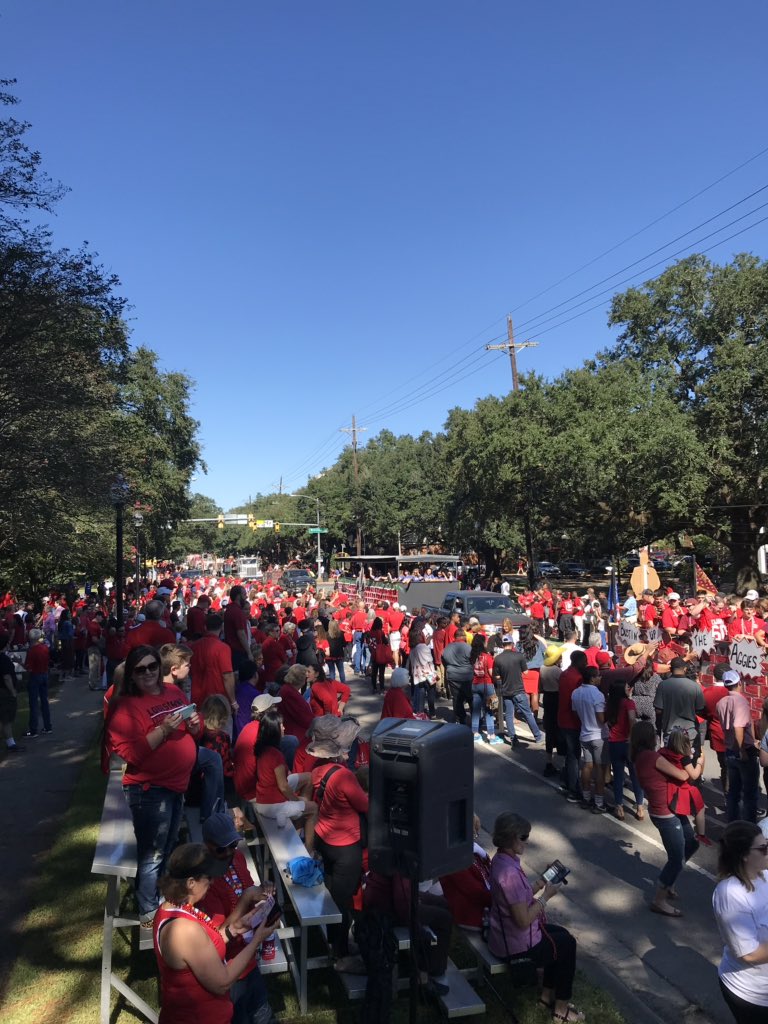 Everybody loves a PARADE!!!🌶 #ULhomecoming #beadsbeadsbeads #GeauxCajuns