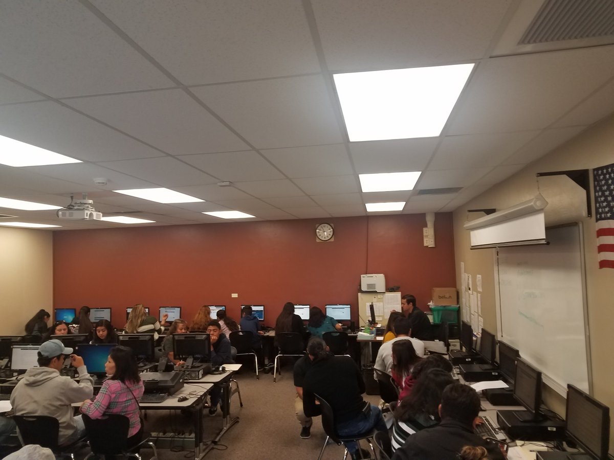 WAVEpact's tweet photo. BIG thanks to our #WAVEpact partner @SanDiegoCalSOAP supporting @VistaUnifiedSD families with #fafsa and #dreamapplication on a wet Sat morning! Thank you @palomarcomets @MigrantVUSD @VHS_Counselors Felix Santana and @Couns_Muratalla https://t.co/Foh40ni8j8