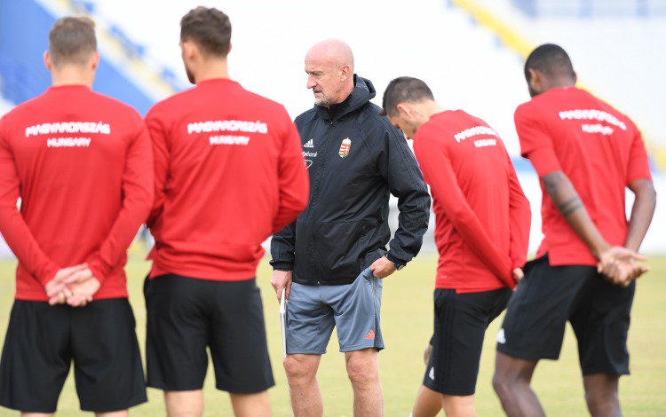 MLSZhivatalos's tweet image. Férfi A-válogatottunk megérkezett Tallinnba, a hétfő esti Nemzetek Ligája-mérkőzés helyszínére. A 20.45-kor kezdődő hétfői mérkőzést a török Halis Özkahya vezeti majd. #magyarok #csakegyutt #ESTHUN @eestijalgpall @euro2020