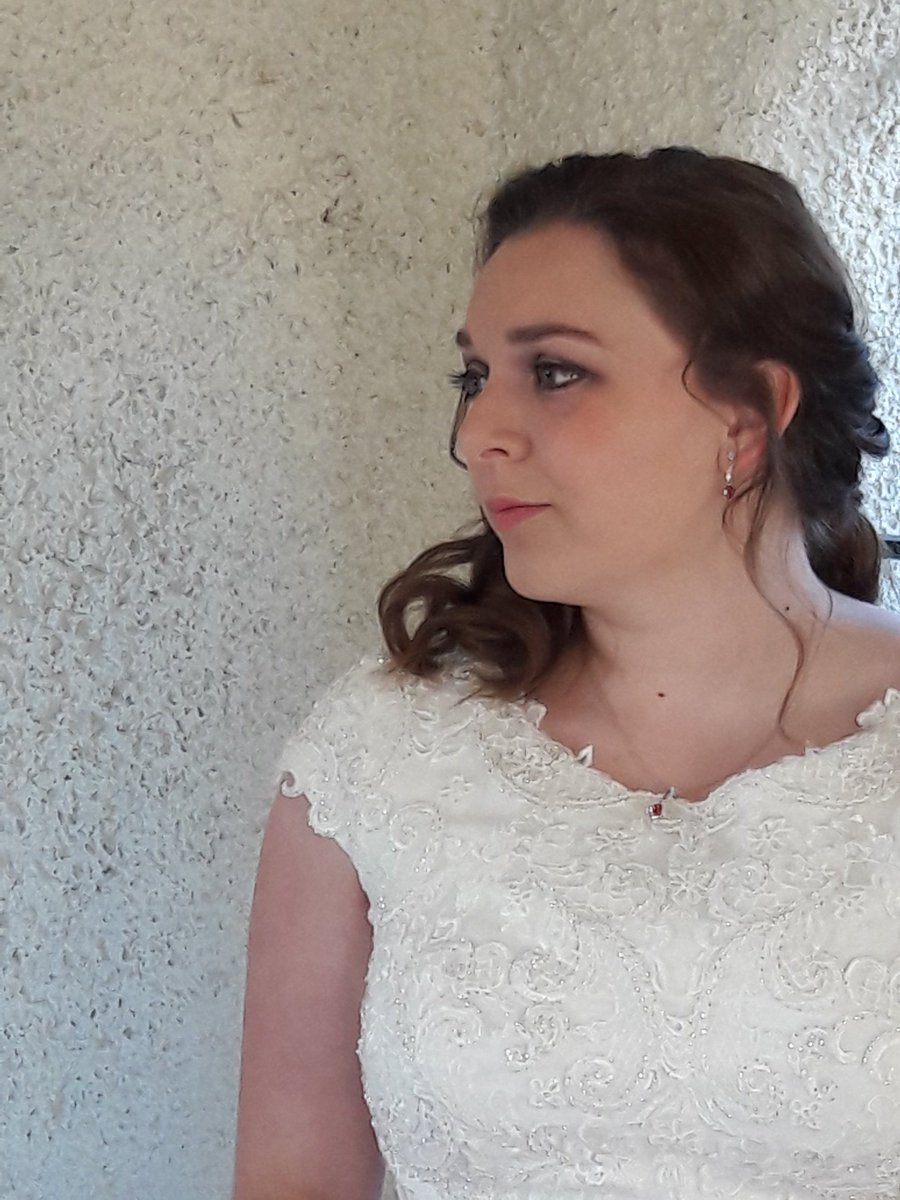 tamstuff70's tweet photo. Just finished the bridal photos. So excited to see how they turn out! Sneak peek! #beautifulbride https://t.co/8ZCYSYEuJa