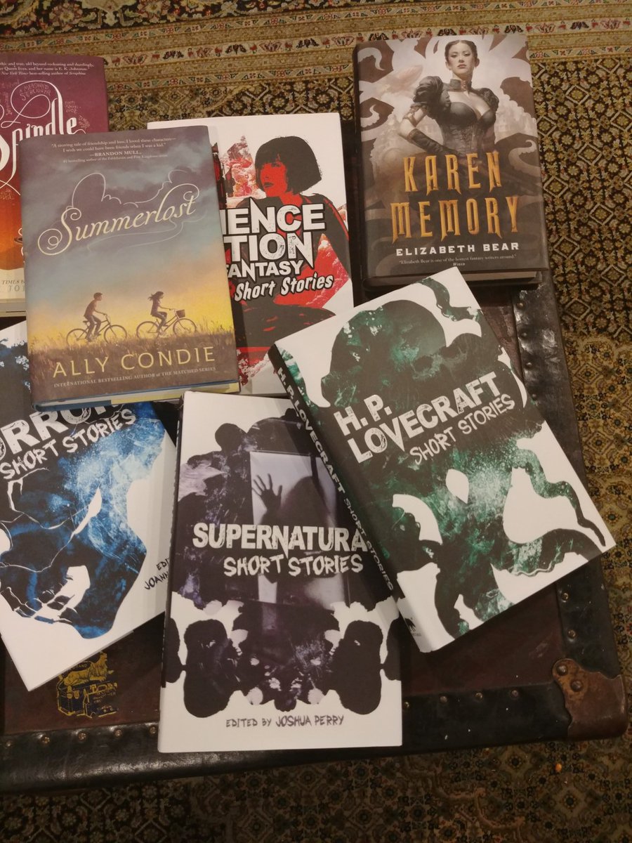 WolfishTendency's tweet image. Perks of my job! Another book haul for the records! Two bags of bargain books.  #bookhaul #booklover #WriterReading