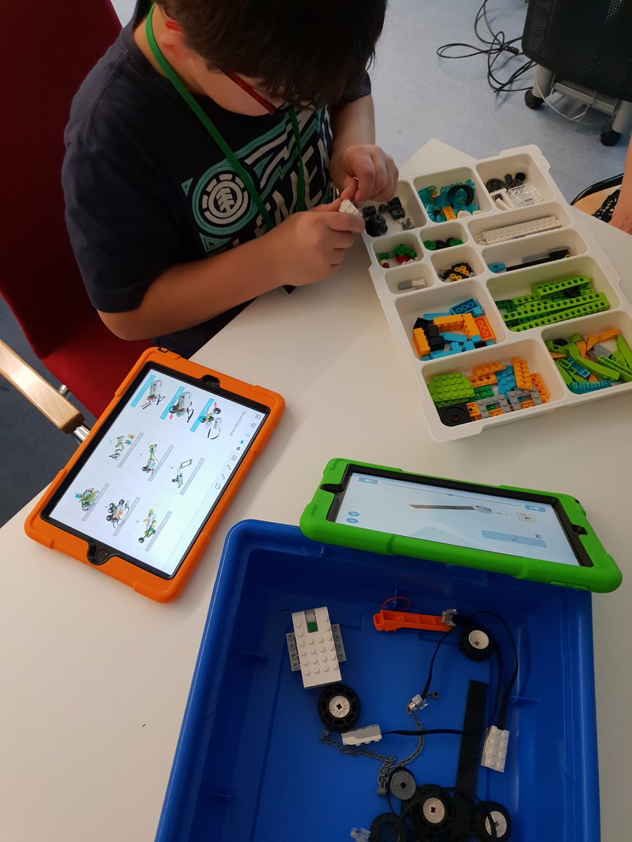 klassenkrempel's tweet image. Voll dabei😊. Kindersession zu Lego WeDo 2.0.  #echat18 (So wenig Steine für so viel Geld🙄)