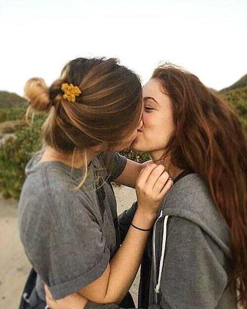 Paypoq kiygan lezbiyenlar askılar bilan