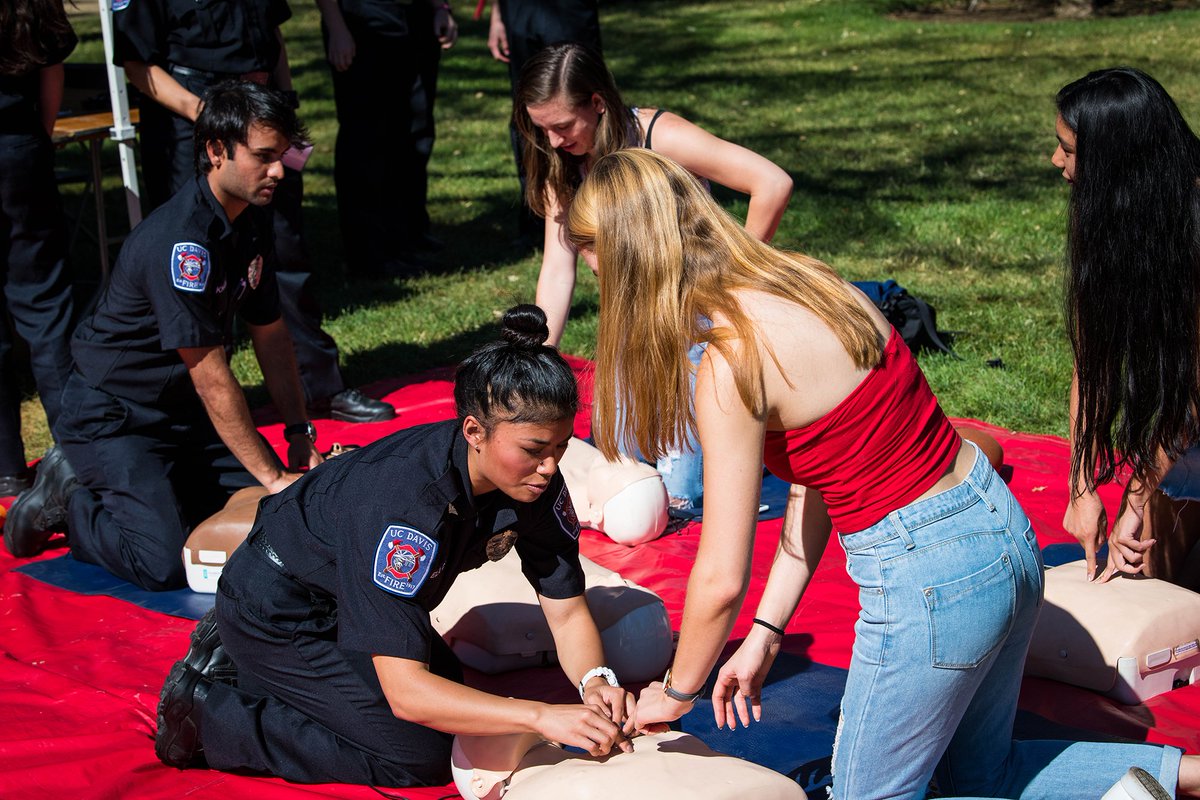 UCDavisFire's tweet photo. Taking a few minute to learn hands-only #CPR can mean the difference in someone's life when seconds count. Learn CPR, download our life-saving 📱 app @pulsepoint, and join our community of citizen responders here at @ucdavis. #ucdavis #ucdfd #cprsaturday https://t.co/B3YOpHWIcw