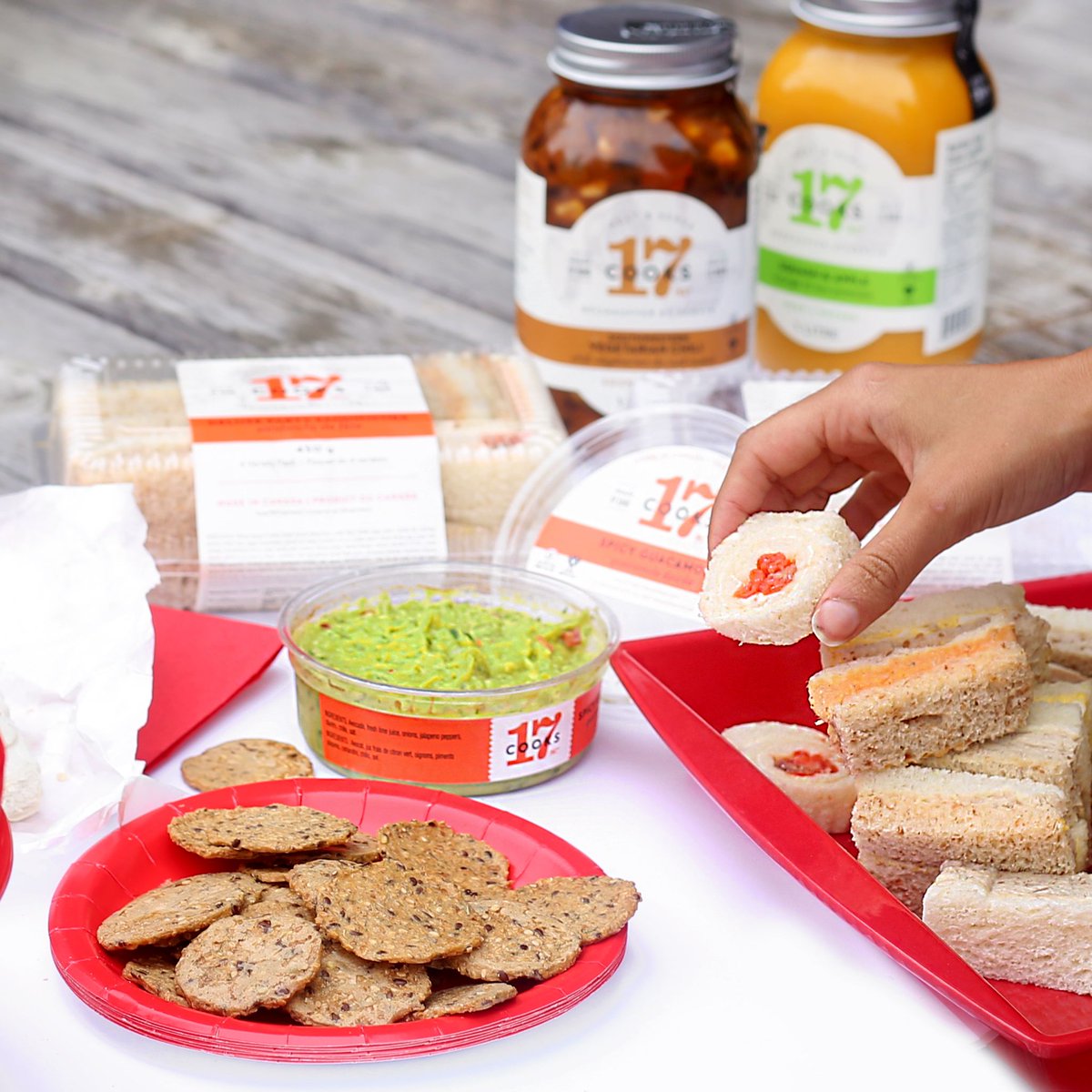 17Cooks's tweet image. A good #party starts with #goodfood. 

This spread is so quick to whip together you'll have a #stressfree party that's sure to impress with zero prep! 👌

Choose from our wide selection of handcrafted soups, dips, and party sandwiches buff.ly/2O04bZV