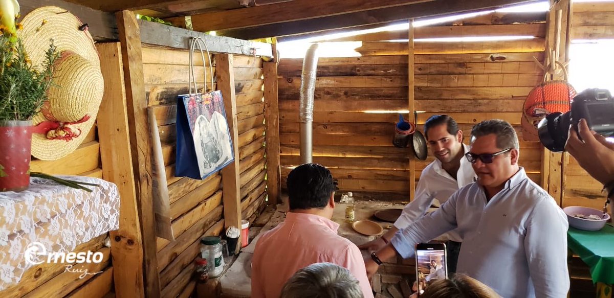 JErnestoRuiz's tweet photo. Agradezco al Senador @RaulBCCue que nos acompañara en la entrega de estufas ahorradoras de leña en San Agustín, Etla. #Oaxaca @alejandromurat https://t.co/lViO6ERWtE