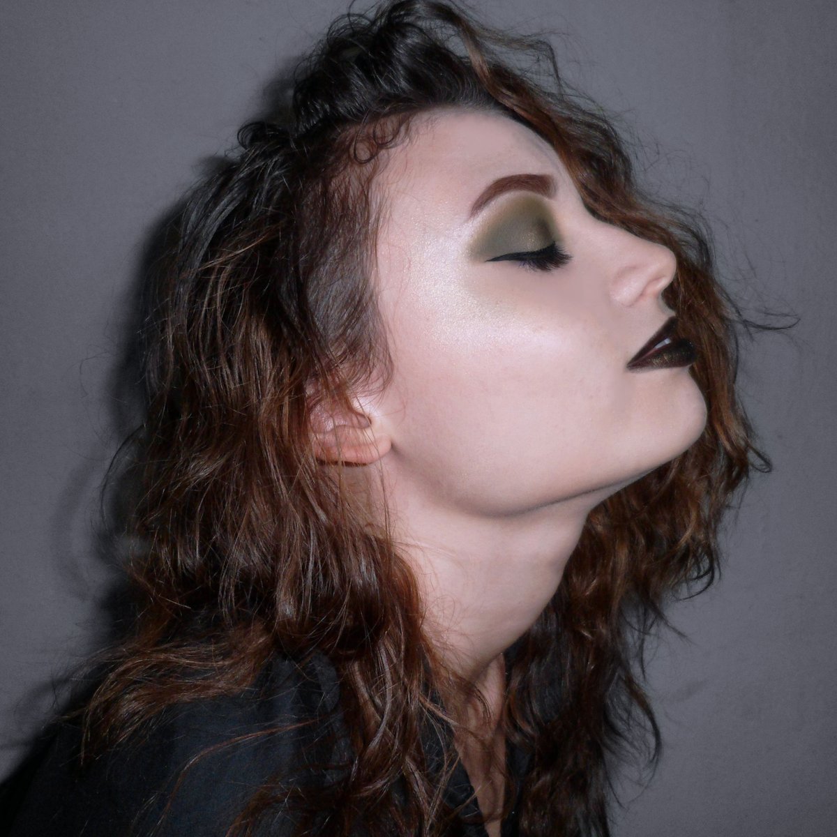 angiemh_p's tweet photo. he decidido probar algo totalmente diferente, sombras verdes, cabello rizado.
Maquillaje de belleza inspirado en brujas.🖤🖤
#makeup #makeupartist #halloweenmakeup #makeupvenezuela #witchmakeup #witch #bruja #maquillajedecbruja #beautymakeuop #maquillajedehalloween #greenmakeup https://t.co/CYy278nnZE