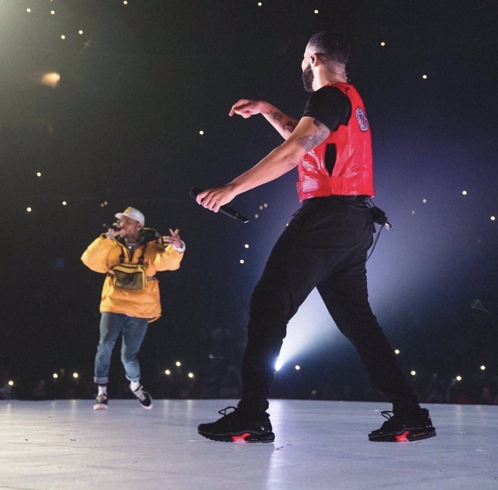 DailyRapFacts's tweet photo. Drake brought out Chris Brown in LA last night... officially ending their 6 year long beef https://t.co/pIZG4phFEp