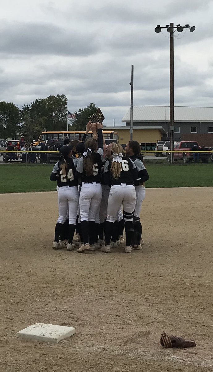 TrentonBulldogs's tweet image. Class 2 District 16 Girls 
Softball Champions 
Trenton Lady Bulldogs! 🥇