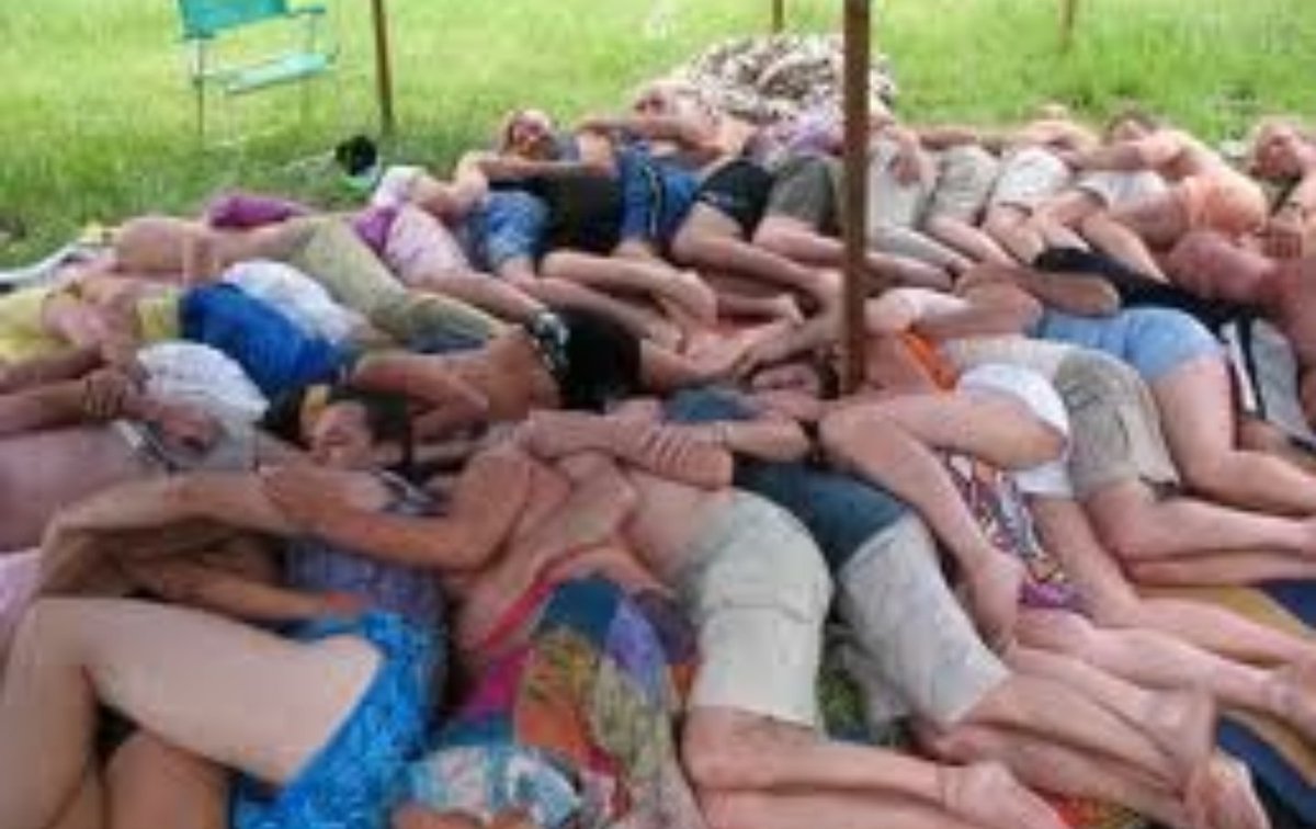 Нудисты на свежем воздухе устроили групповую оргию Нудисты на свежем воздухе устроили групповую оргию