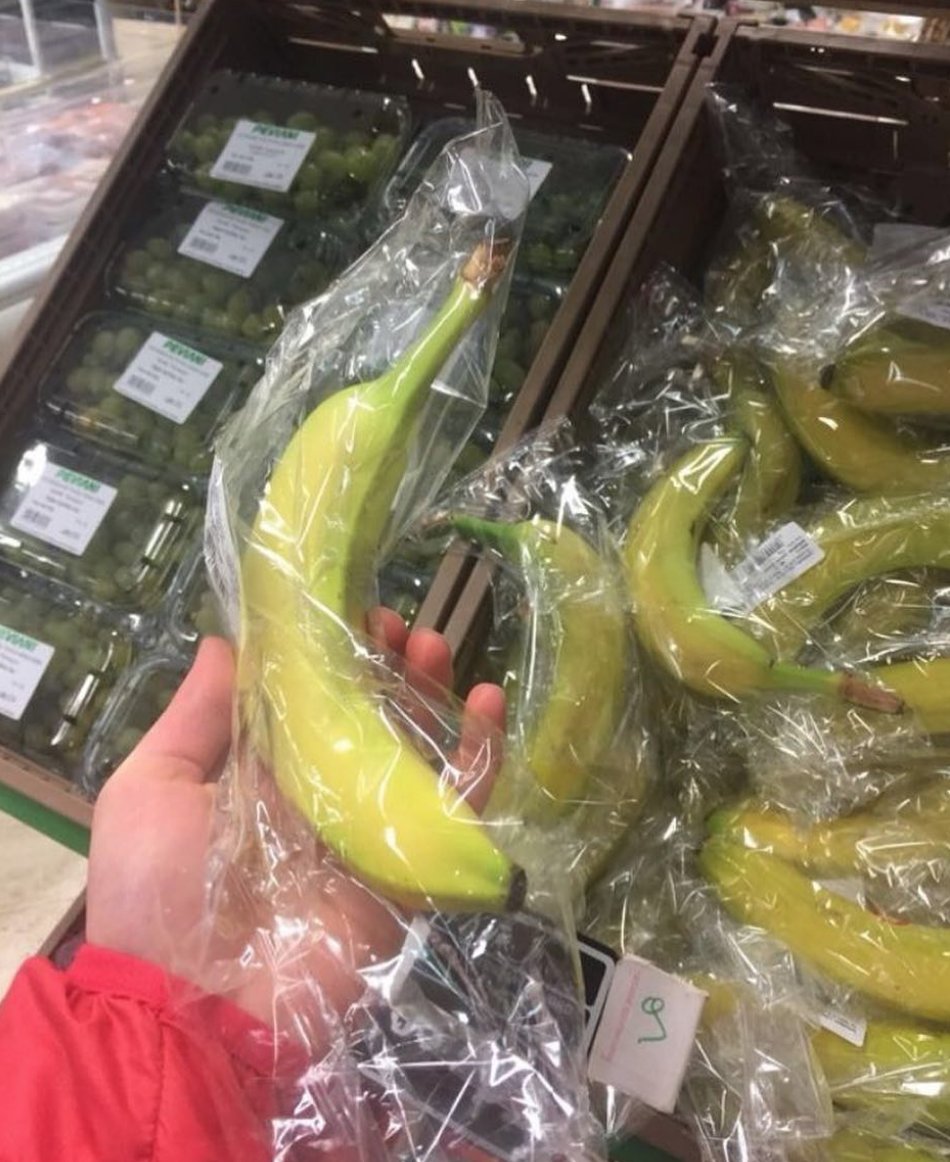 TickTock_World's tweet photo. A produce section that's not so a-peeling 🍌. 📸 @amyy_baxterr https://t.co/2TUO4IKy3z