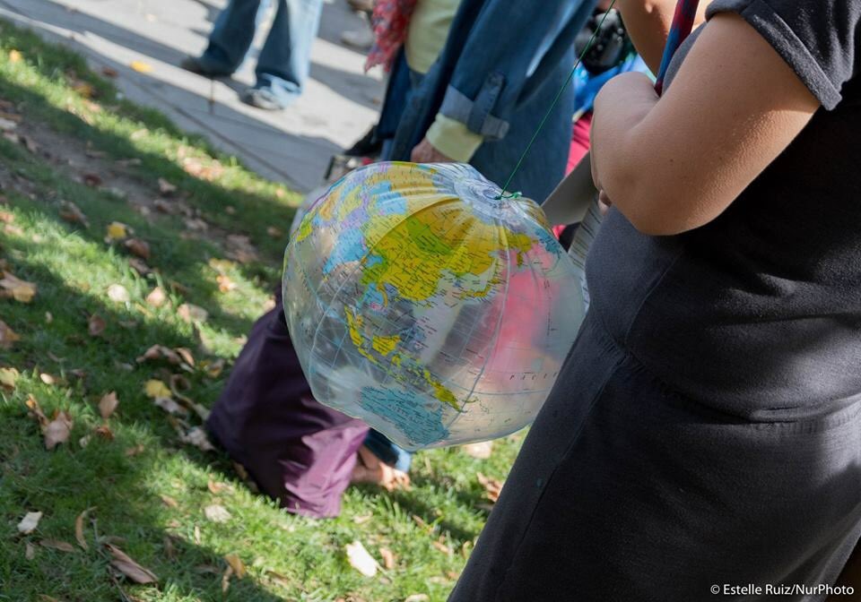 Picturenews_ER's tweet photo. Rassemblement pour le #climat @Nantes (25 degrés un 13 octobre) #NoNatureNoFuture #NNNF #MarchePourleClimat #RiseForCimate #cop21 #NoPlanetNoFuture #giec @IPCC_CH #ClimateChange ➡️ https://t.co/gDERHlG9MF https://t.co/YeYFsId5a4