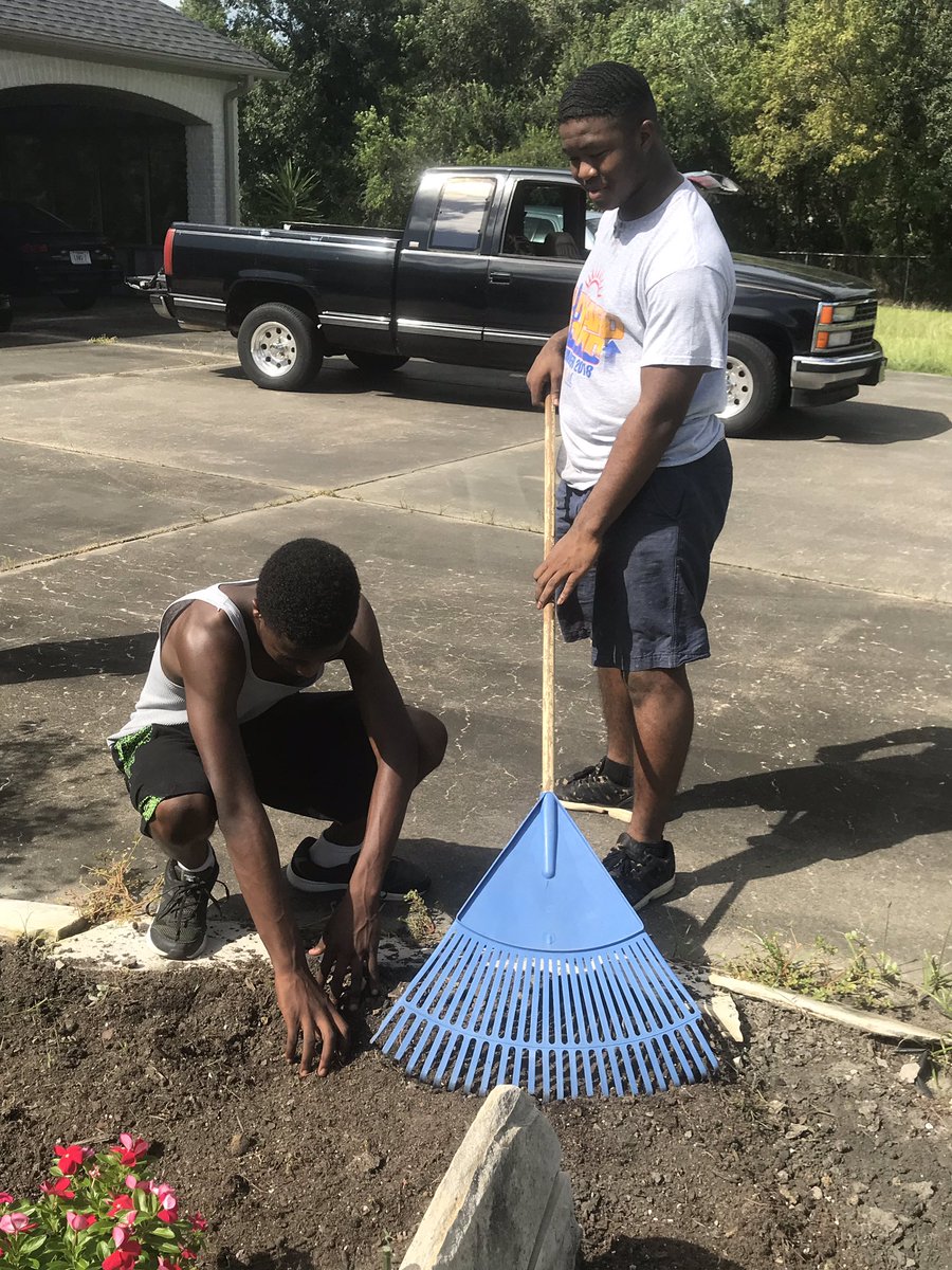 LMHS_Architects's tweet photo. LMHS’s National Technical  Honor Society worked hard today weeding flower beds for a local La Marque resident. You guys did an awesome job!! @THE_LMHS @TexasCityISD #nths #yardwork #gocoogs #communityservice #seniorpride #co2019 https://t.co/9PsjgW8u7x