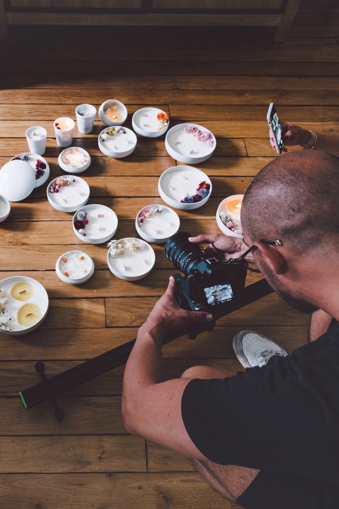 J-2!✨
L’équipe du Studio DSTN en pleine action pour le tournage de nos vidéos 🎥 chez <a href="/ManonSilvaRoma/">Manon Silva Roma</a> ❤️
Un manège de bougies fleuries Organic Cocoon 🌸🌻 #bougiefleurie #flowercandle #newad