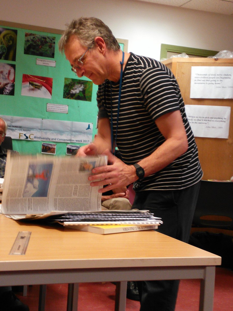 Debbie1Alston's tweet photo. Woargh.... Mind blown! π΅Looking at recording Dandelions with Tim Rich #BSBIRecordersConference π»π» @BSBIbotany https://t.co/Enfs0sEZcG