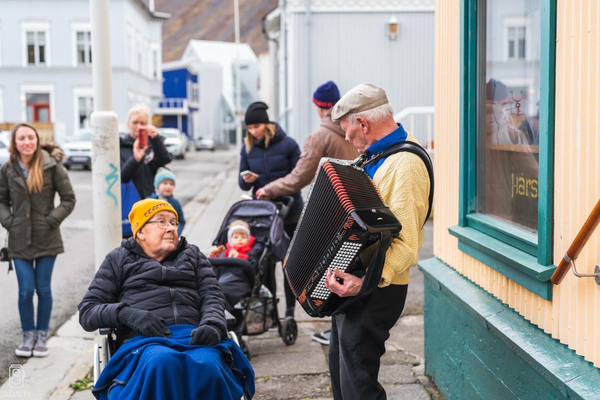 Fréttamynd dagsins hlýtur að vera þessi eftir <a href="/AgustAtlason/">Agust Atlason</a>: Heiðursborgarinn Villi Valli fagnar 70 ára afmæli Tónlistarskóla Ísafjarðar með stofutónleikum en heiðursgesturinn og vinurinn Ásgeir kemst ekki inn. Þá kemur Villi út. #Ísafjörður ❤️