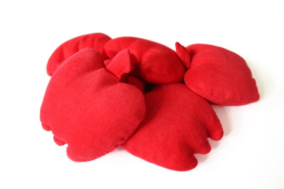 HandiworkinG's tweet photo. Red Apple Shaped Bean Bags (set of 6) Bright Crimson Corduroy Autumn Kids Toss Toy - US Shipping Included #ShapeBeanBags #ChildrensToy #FallKidsToy #BeanBags #FreeShippingEtsy #autumn #FallDecor #castteam #beanbags #HandiworkinGirls 
$21.95
➤ https://t.co/0BntZgKq2O
via @outfy https://t.co/tMBrgrH0pa