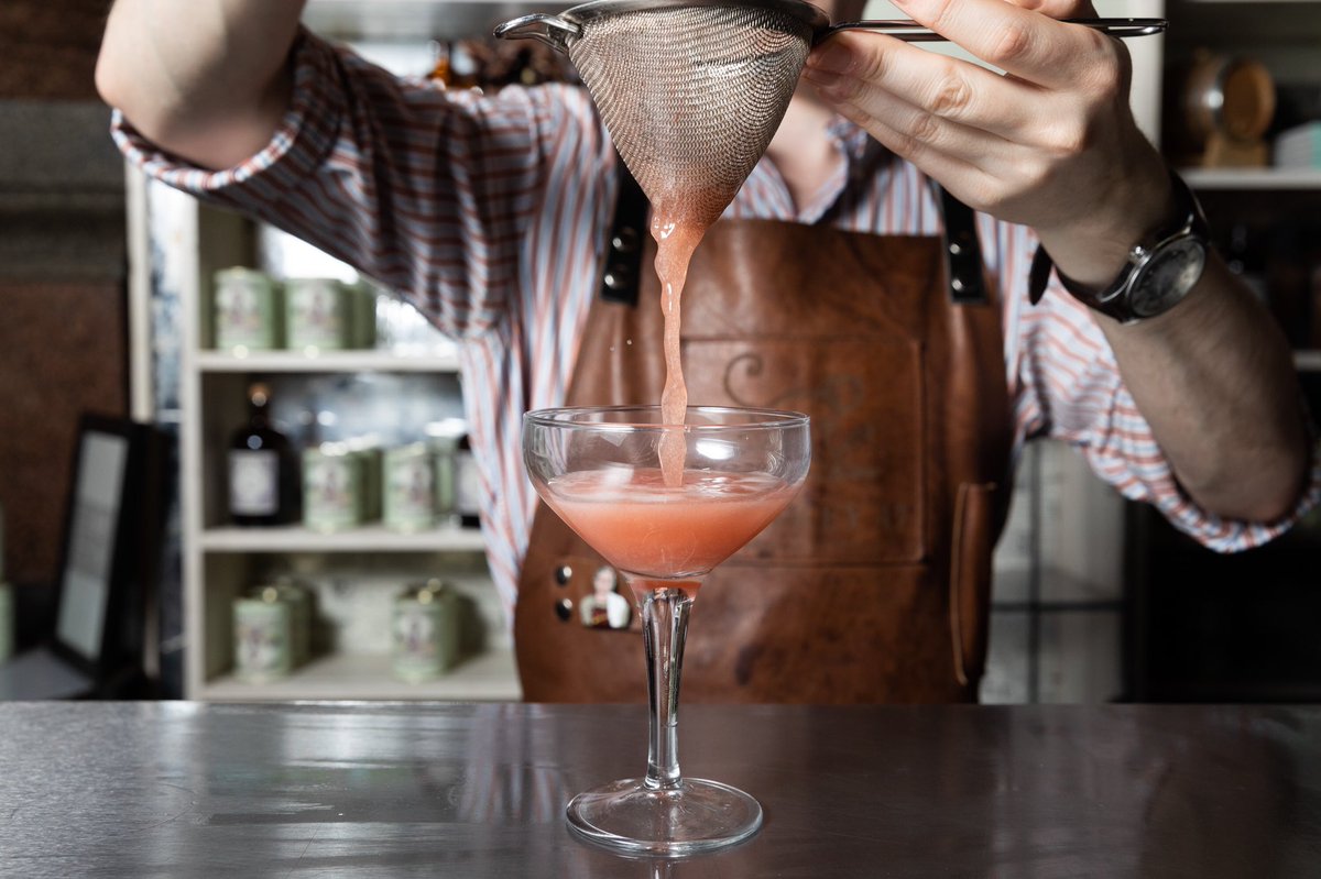 thevainphotos's tweet photo. Bartenders pouring drinks @Cocktailsinthec @SGHLpool #CITCLPL. Guys from @TheAlchemistUK @aetherliv @FurnivalsWell https://t.co/2n4Nf4211A